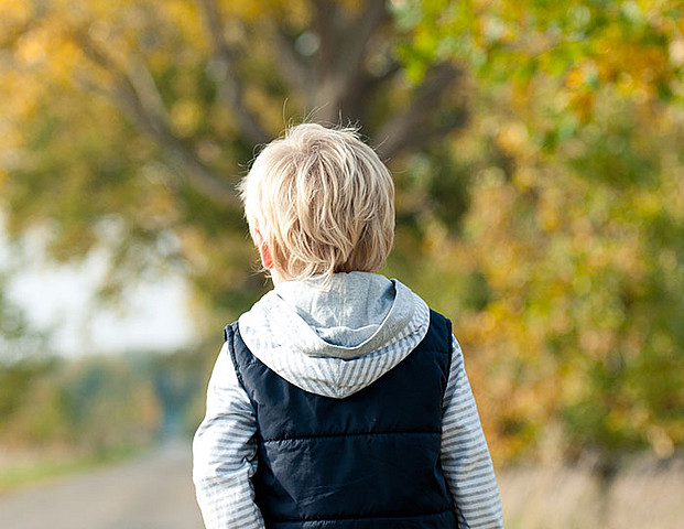 Junge in Jacke mit Blick von hinten, Herbststimmung