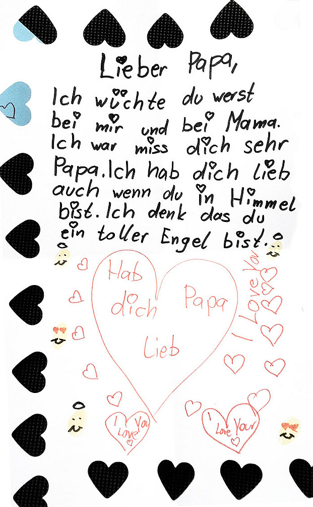 Brief an den Papa, der verstorben ist, mit vielen Herzen und dem Text bei dem der Buchstabe i immer ein Herz als i-Punkt hat. Inkl. Rechtschreibfehler: "Lieber Papa, Ich wüchte du werst bei mir und bei Mama. Ich war miss dich sehr Papa. Ich hab dich lieb auch wenn du in Himmel bist. Ich denk das du ein toller Engel bist. Hab dich lieb Papa. I love you"