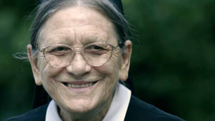 lächelnde Nonne