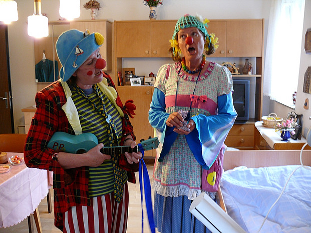 Zwei weibliche Clowns in der Kinderklinik