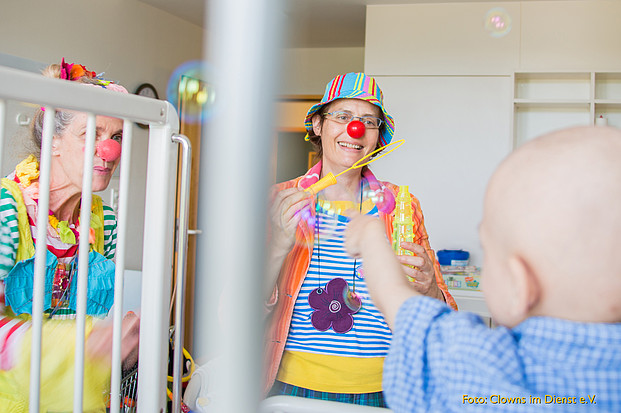 Clowns und Kinder in der Stammzellentransplantationsstation Tübingen / Copyright: Clowns im Dienst e.V.