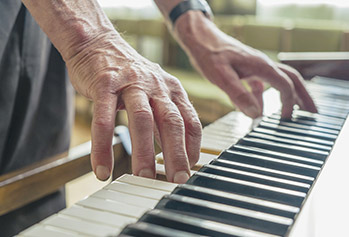 Mann spielt Klavier