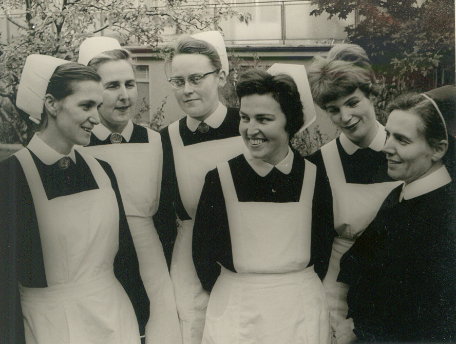 lächelnde Nonnen, Gruppenbild, schwarz-weiß